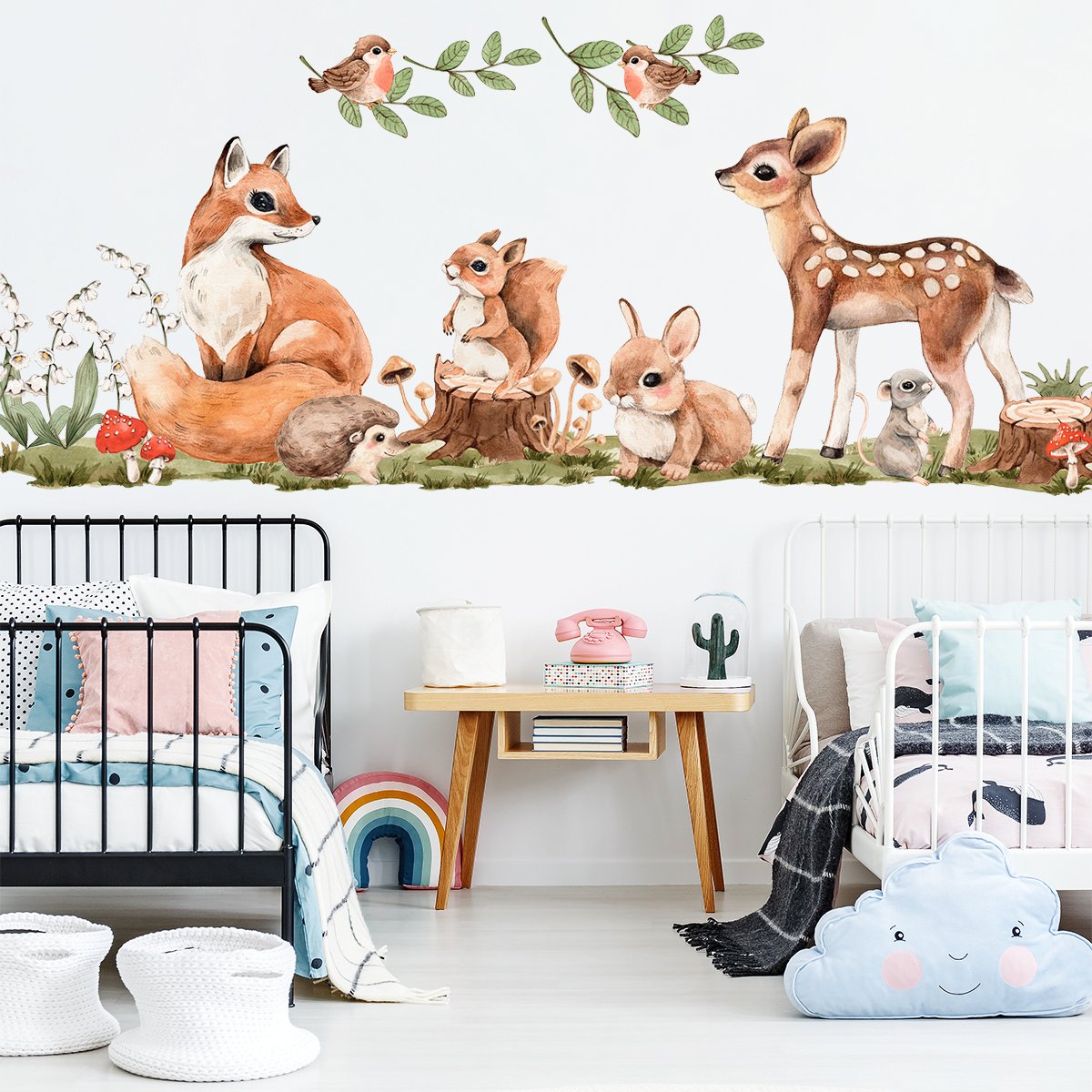 Naklejka dla dzieci zielony las i leśne zwierzęta