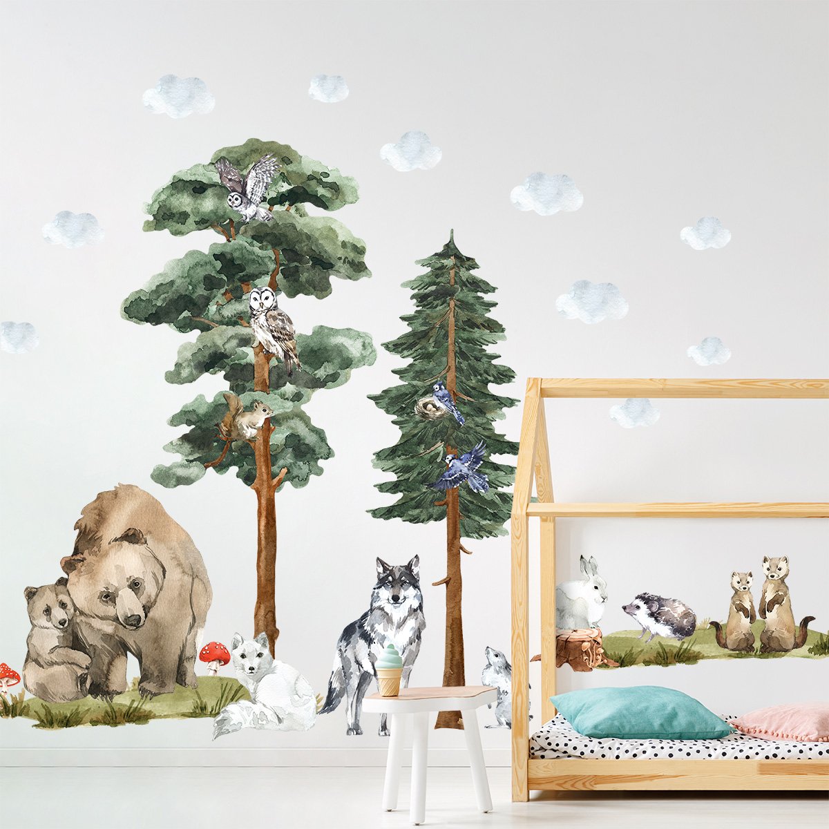 Duża naklejka na ścianę dla dzieci las, wysokie drzewa, miś, kuna, lis i wilk