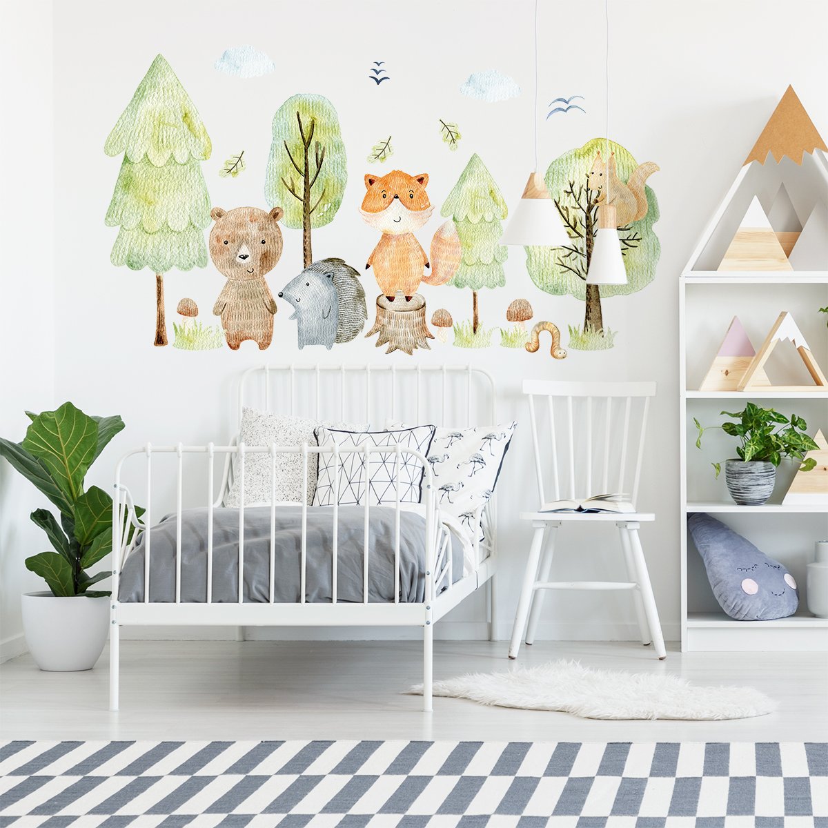 Naklejka na ścianę do pokoju dziecięcego zielone drzewa, sosna, choinka, dąb i zwierzęta leśne mis, jeż lis i wiewiórka naklejone nad łóżkiem dziewczynki
