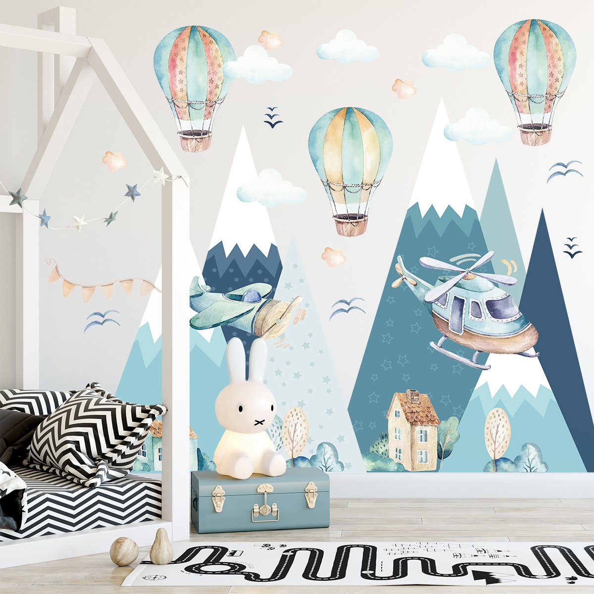 Naklejka na ścianę do pokoju dzieci niebieskie góry i latające samoloty