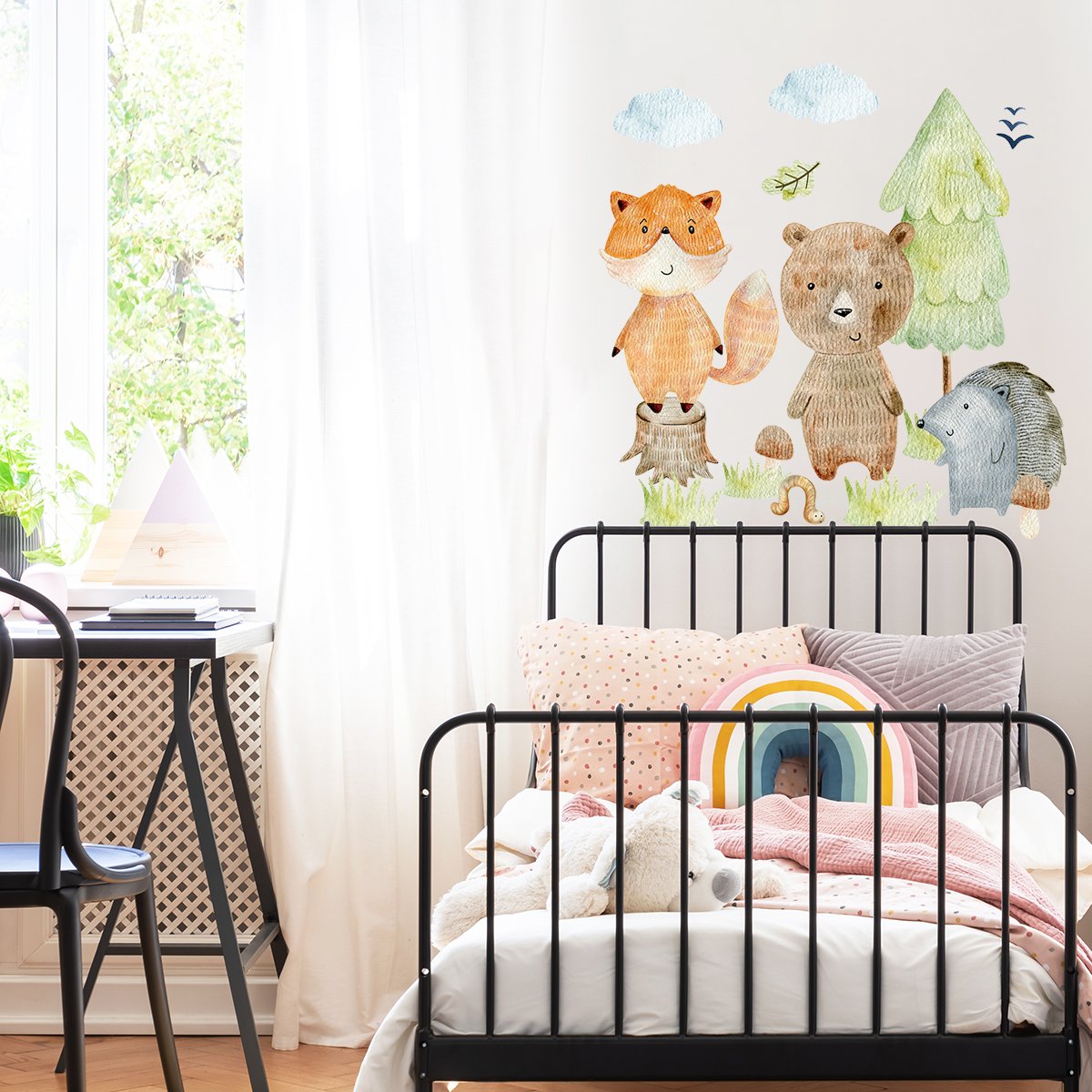 Naklejka na ścianę dla dzieci zielony las i zwierzęta leśne - mis, lis i jeż - pomysł na aranżację ścian pokoju małego dziecka w klimacie lasu