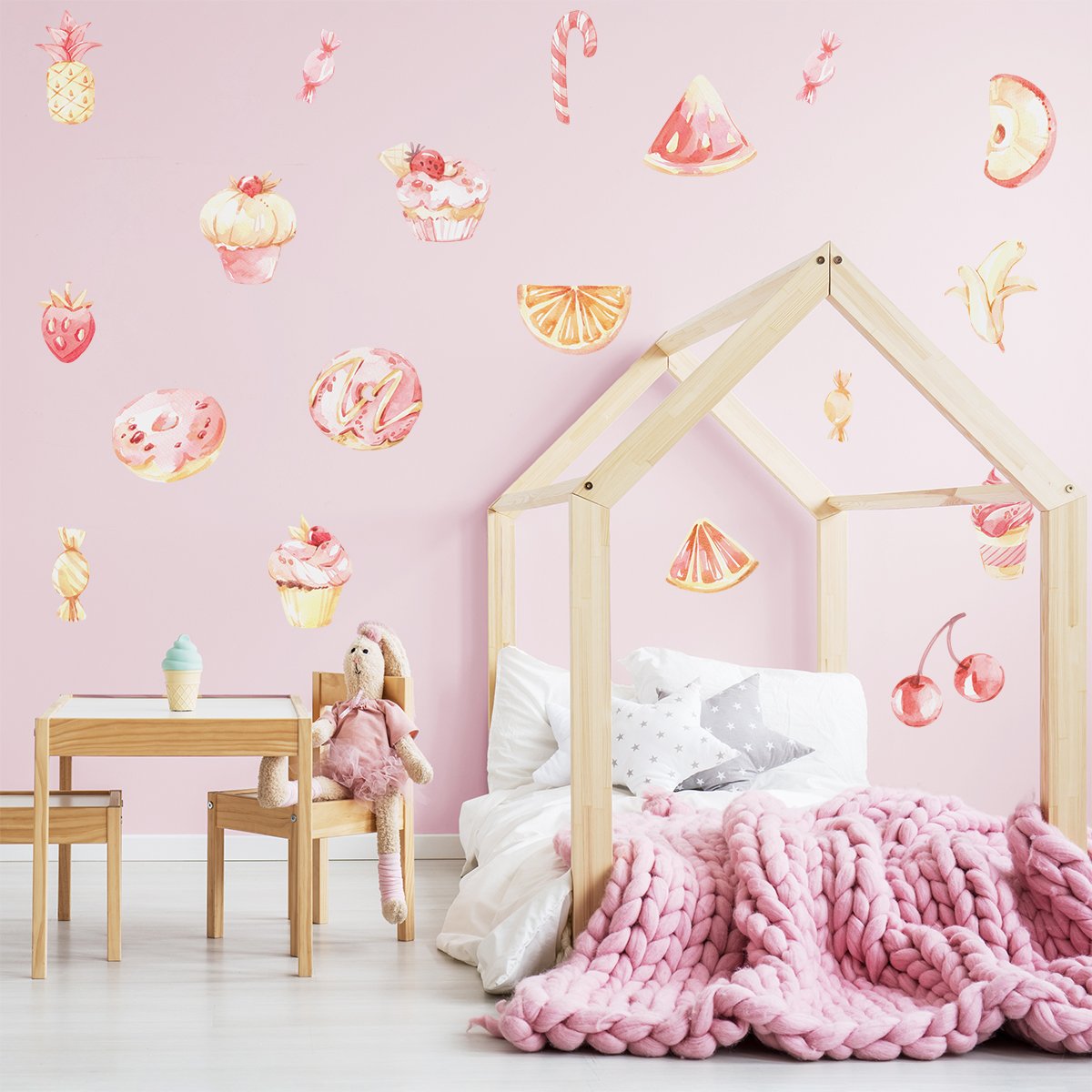 Naklejki na ścianę dla dziewczynki ze słodyczami, muffinkami i owocami w stylu skandynawskim