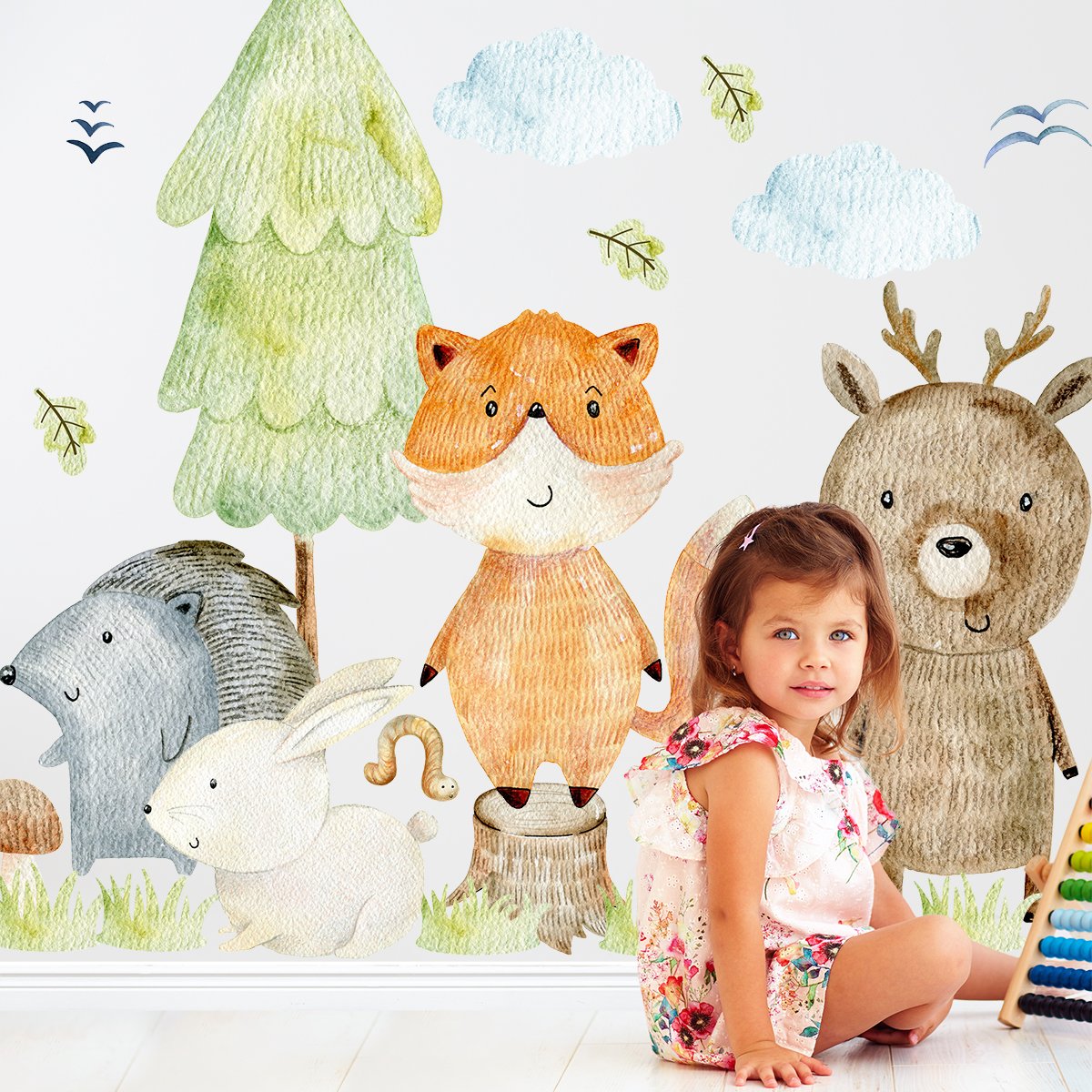 Naklejki dla małej dziewczynki zielony las i zwierzęta leśne - lisek, jelonek, zajączek i jeżyk - pomysł na dekorację ścian pokoju dziecięcego