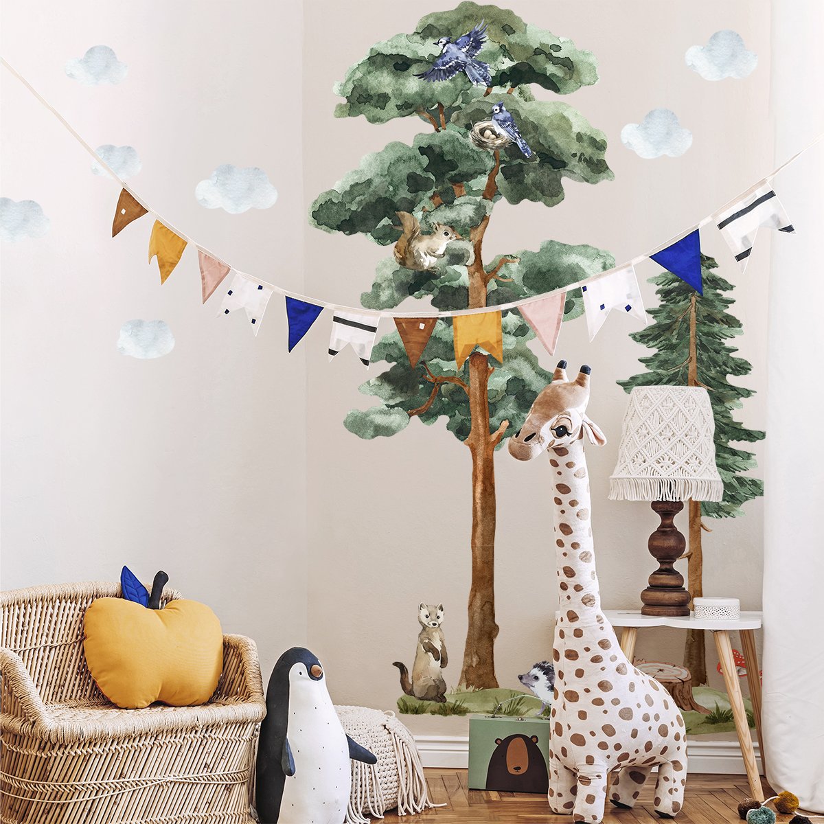 Naklejki na ścianę las i wysokie drzewa do pokoju dziecięcego