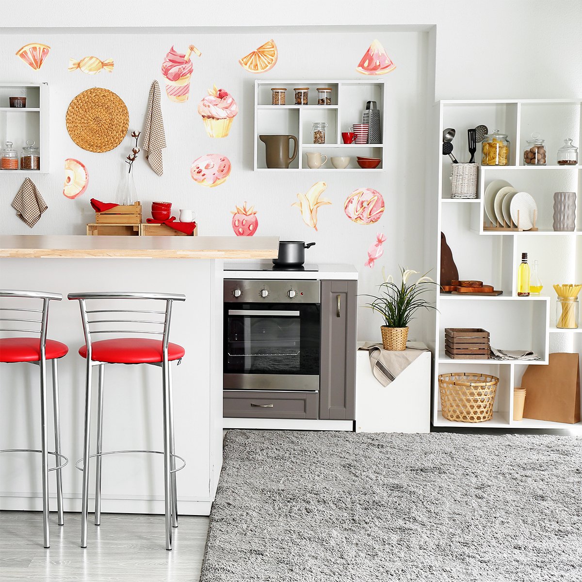 Naklejki na ścianę do kuchni z ciastkami i owocami w pastelowych odcieniach różu i żółtego