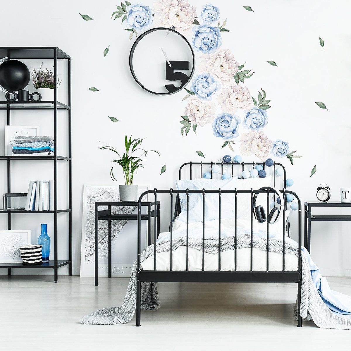 Naklejki ścienne do sypialni białe i niebieskie kwiaty#kolor_niebieski