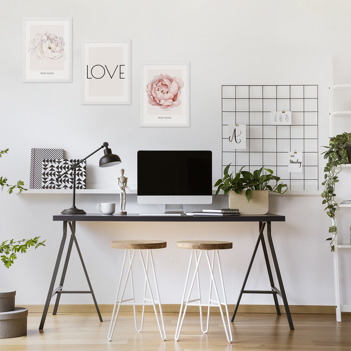 Plakaty do biura piwonie i napis love oprawione w białe ramki zawieszone nad biurkiem#kolor_brzoskwiniowy