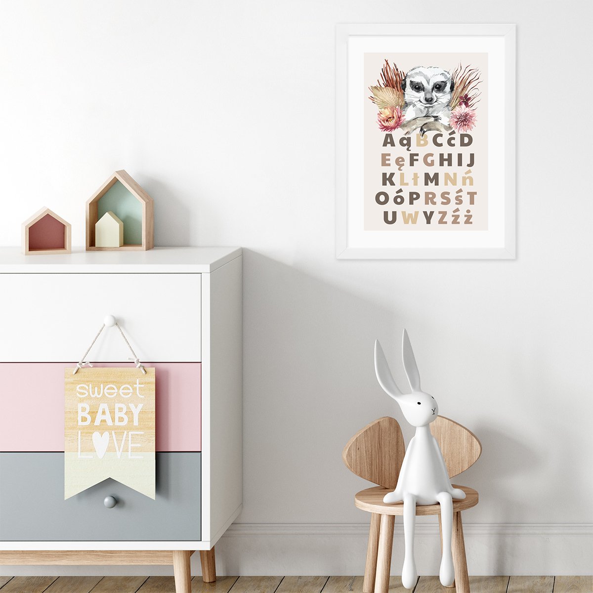 Plakat polski alfabet i surykatka do pokoju dziewczynki oprawiony w biała ramkę