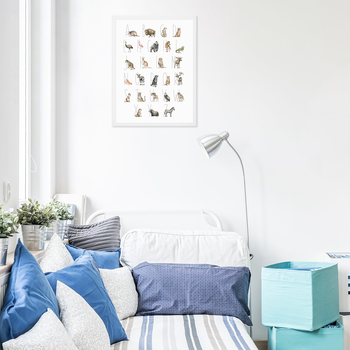Plakat na ścianę z alfabetem i zwierzętami do pokoju chłopca oprawiony w biała ramkę
