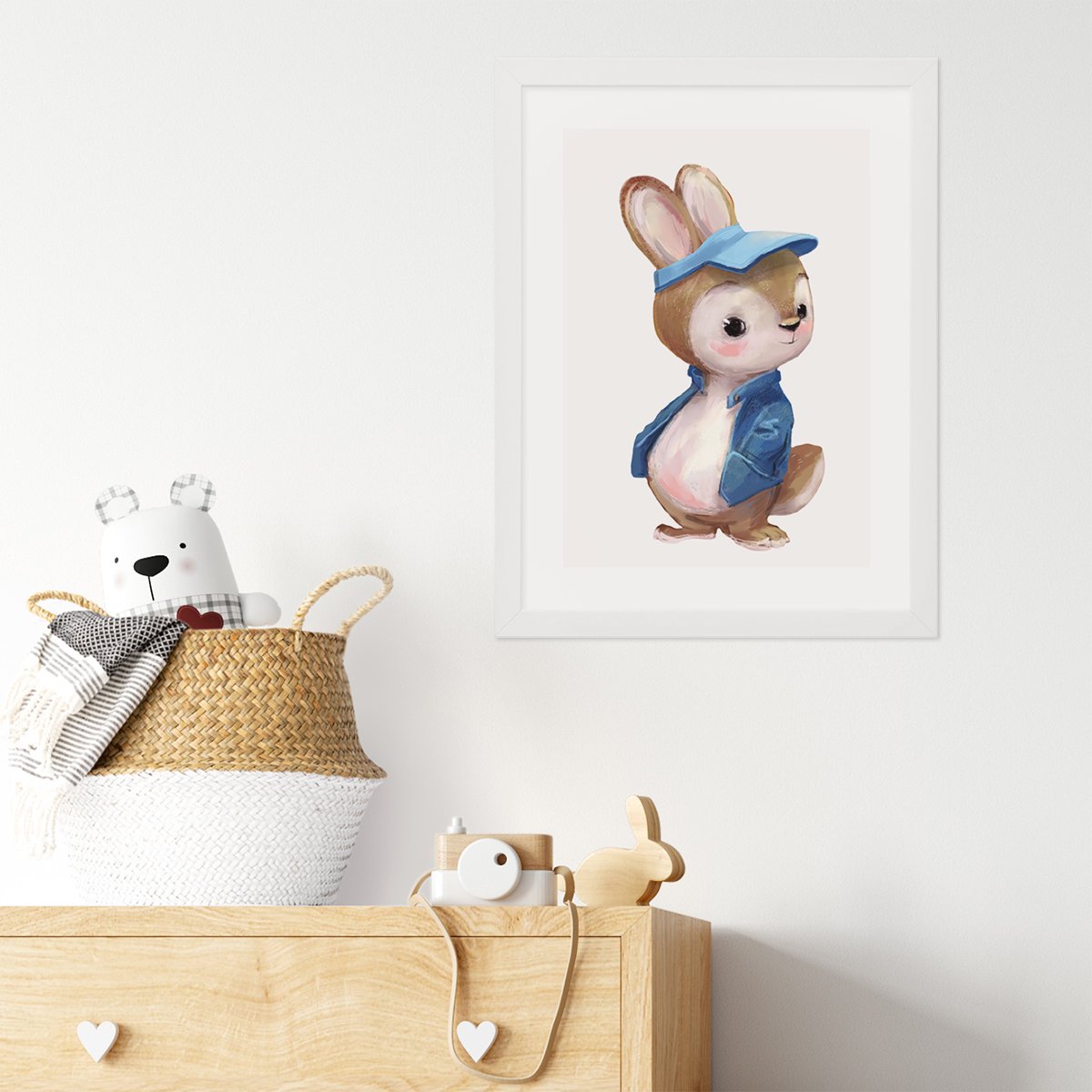 Plakat dla chłopców królik w niebieskiej kurtce i daszku