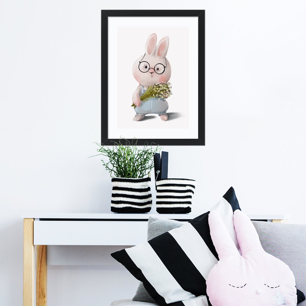 Plakat dla dziecka w czarnej ramie króliczek z kwiatami