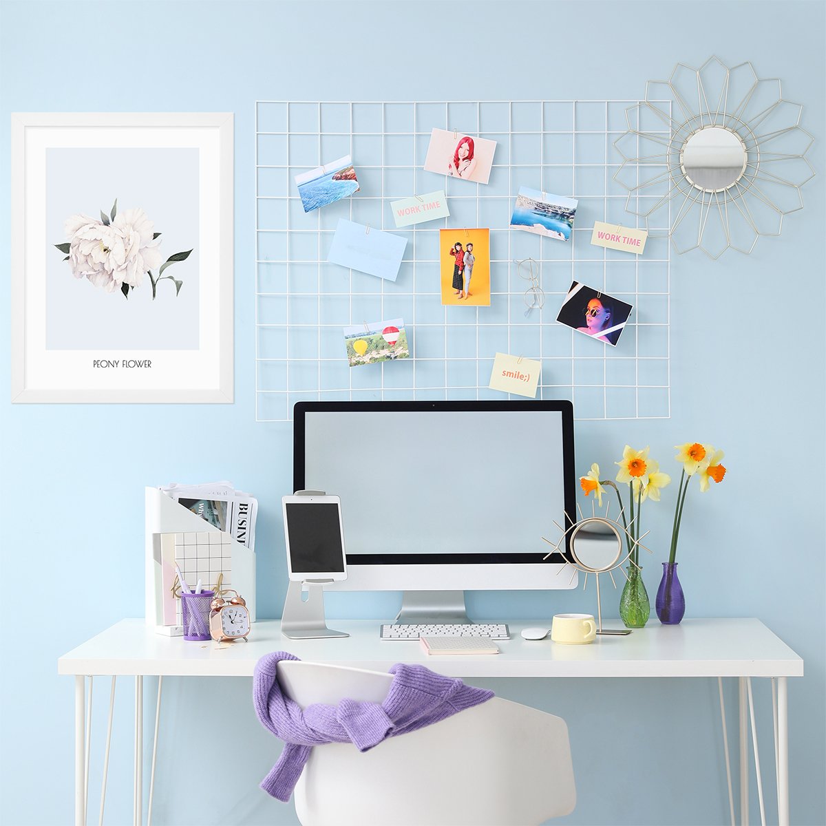 Plakat dla nastolatków z kwiatem piwonii na niebieskim tle powieszony nad biurkiem w pokoju nastolatki#kolor_niebieski
