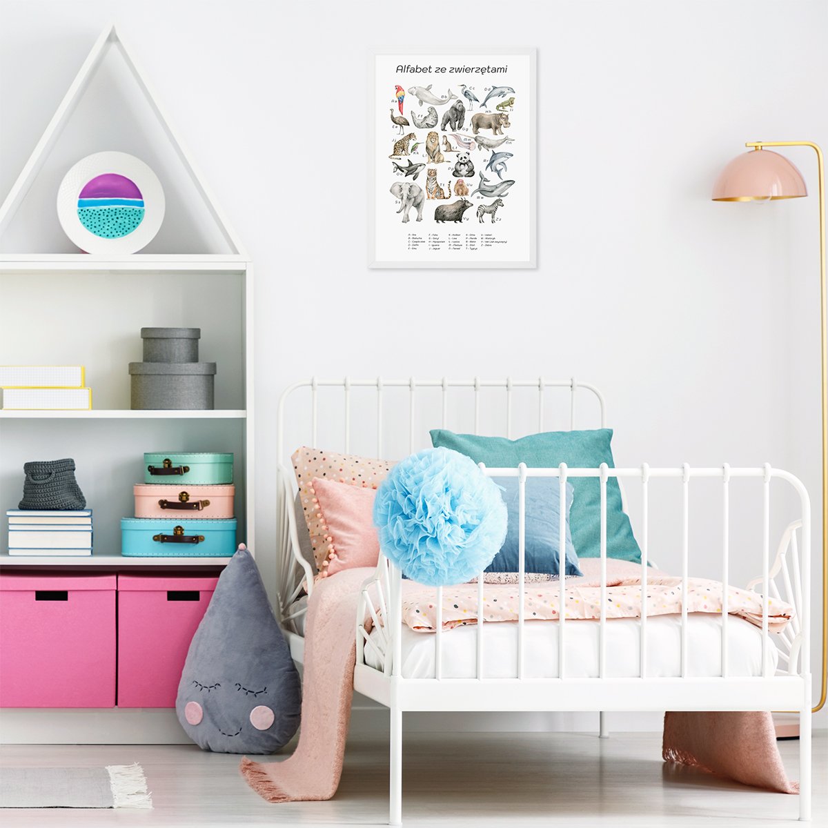 Plakat dla przedszkolaka z alfabetem i zwierzętami w białej ramce powieszony nad łóżkiem w pokoju dziecięcym - pomysł na dekorację ścian pokoju dziecka