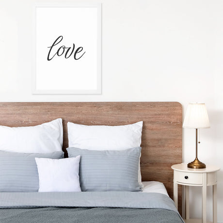 Plakat na ścianę dla zakochanych z napisem love w białej ramce