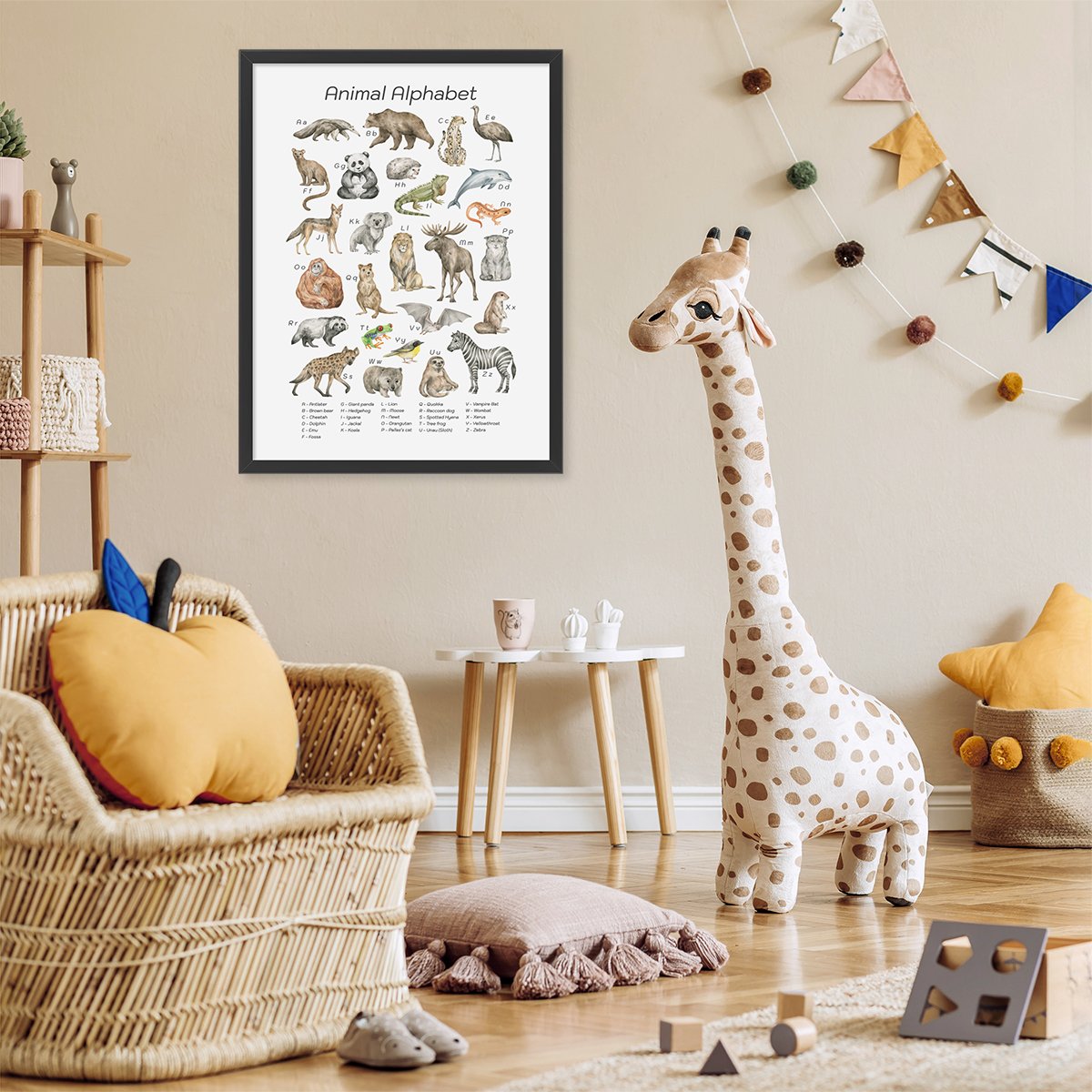 Plakat 50x70 cm do pokoju dziecięcego z alfabetem i zwierzętami oprawiony w czarną ramkę powieszony na ścianie nad stolikiem