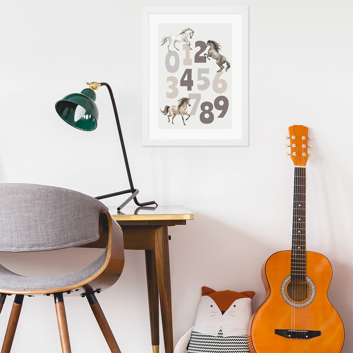 Plakat w białej ramce cyfry i konie do pokoju dziecka