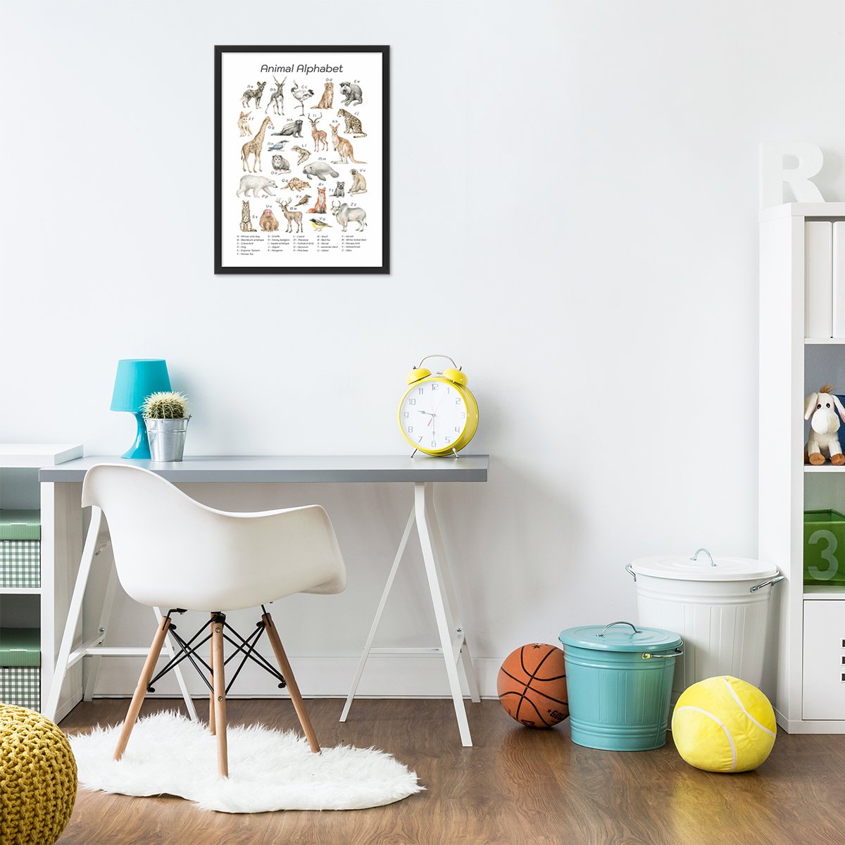 Plakat z alfabetem i zwierzętami w czarnej ramce do pokoju rodzeństwa