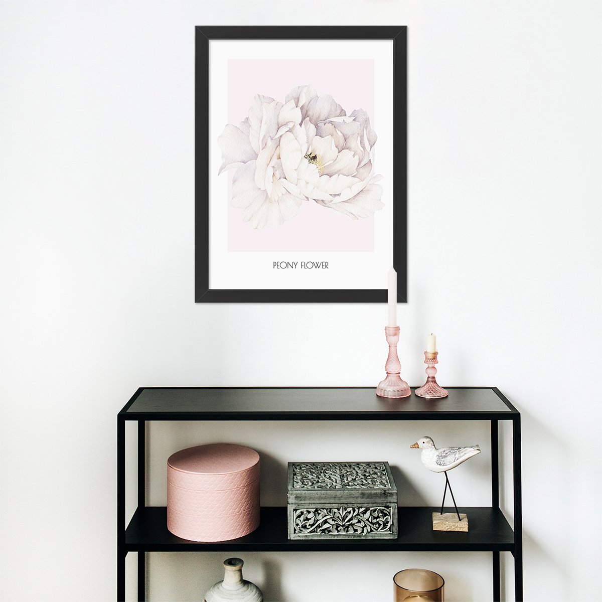 Plakat do przedpokoju z kwiatem piwonii w czarnej ramce zawieszony nad szafką#kolor_rozowy