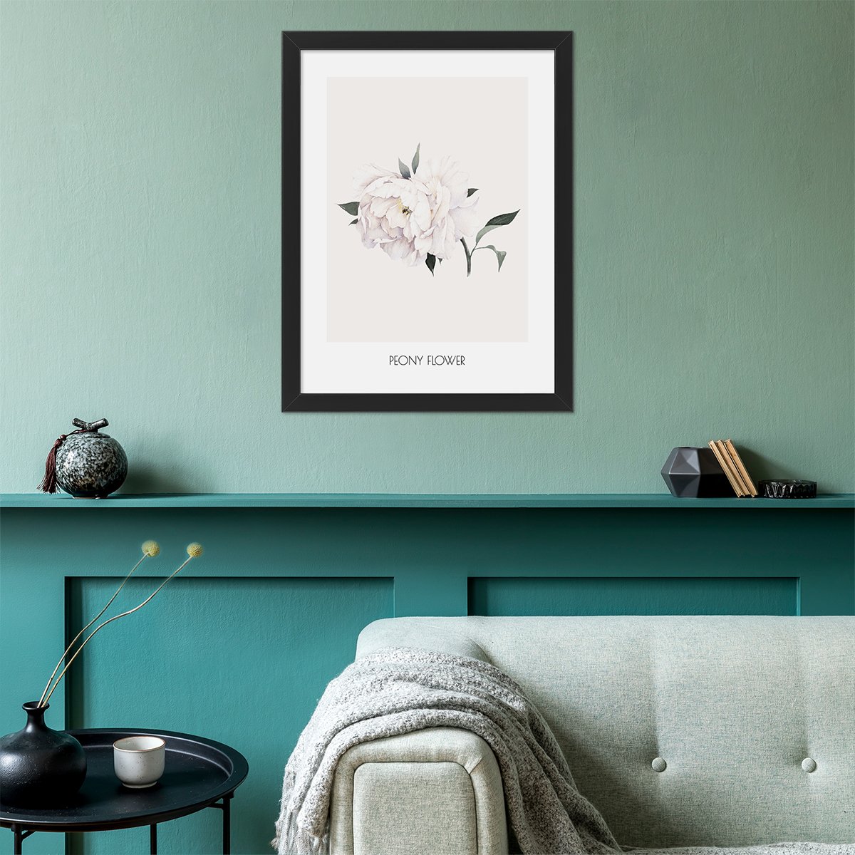 Plakat do salonu z kwiatem piwonii w czarnej ramce zawieszony nad kanapą#kolor_brzoskwiniowy