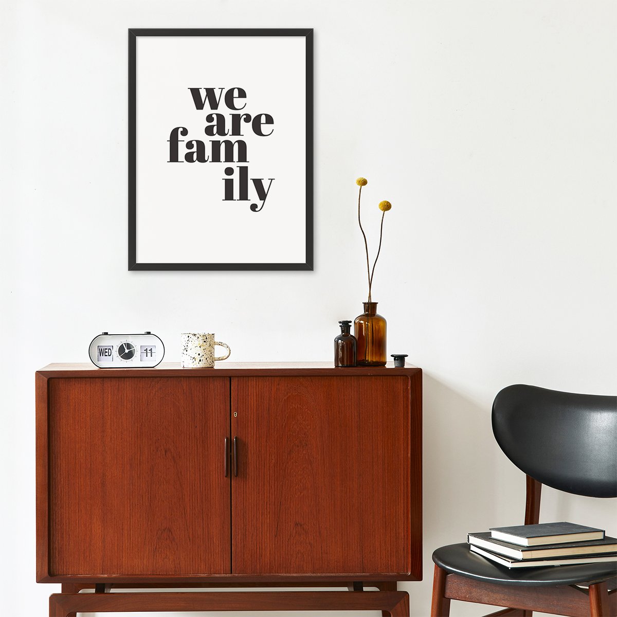 Plakat do salonu z napisem o rodzinie w czarnej ramce