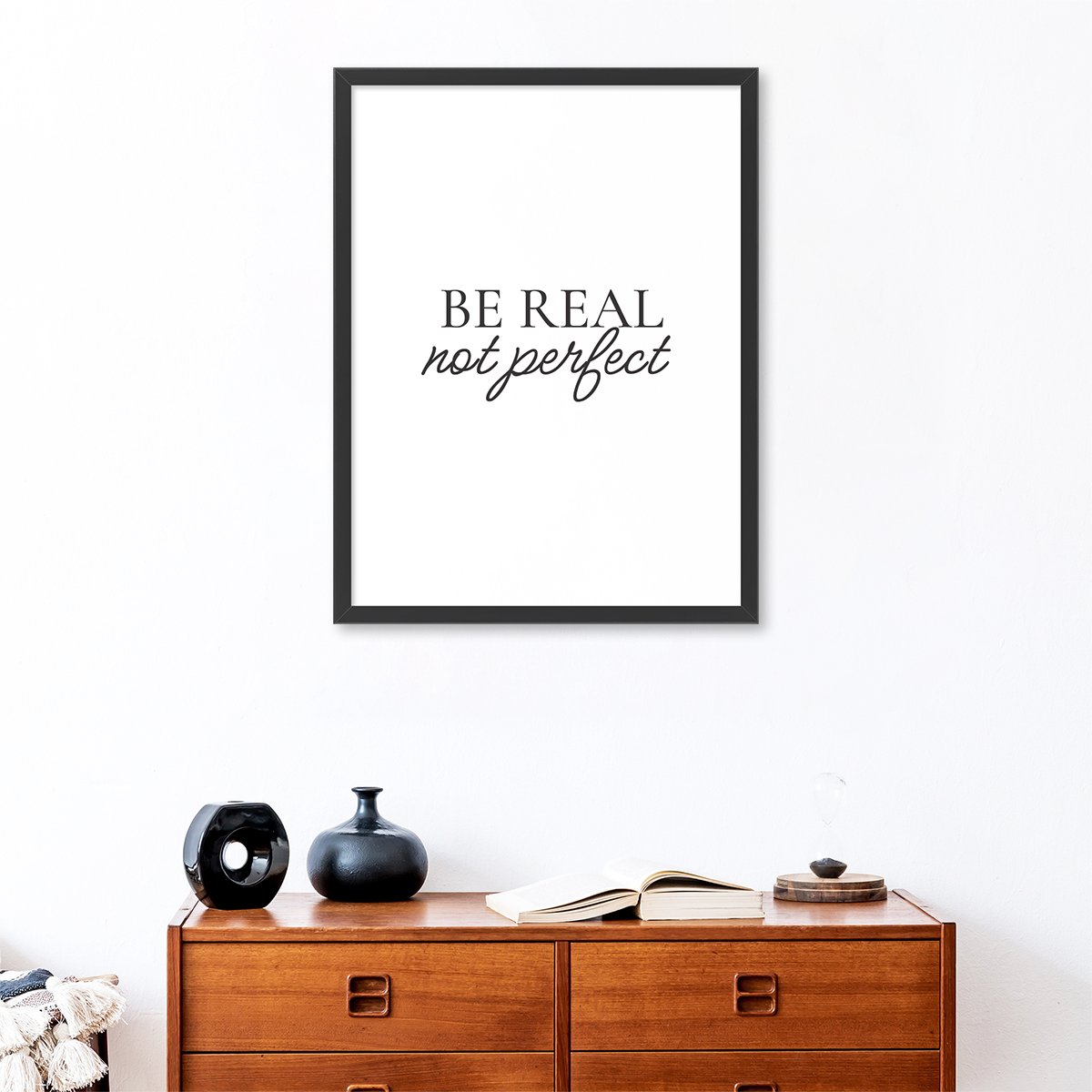 Plakat do salonu z napisem z czarna ramką