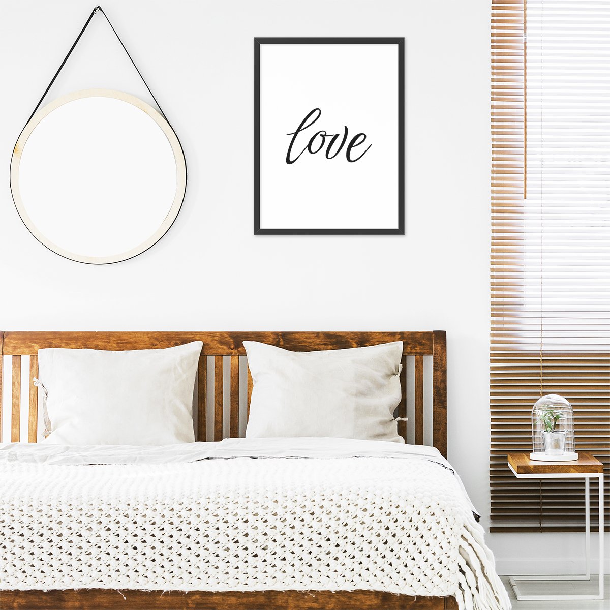 Plakat do sypialni w czarnej ramce z napisem love do powieszenia nad łóżkiem