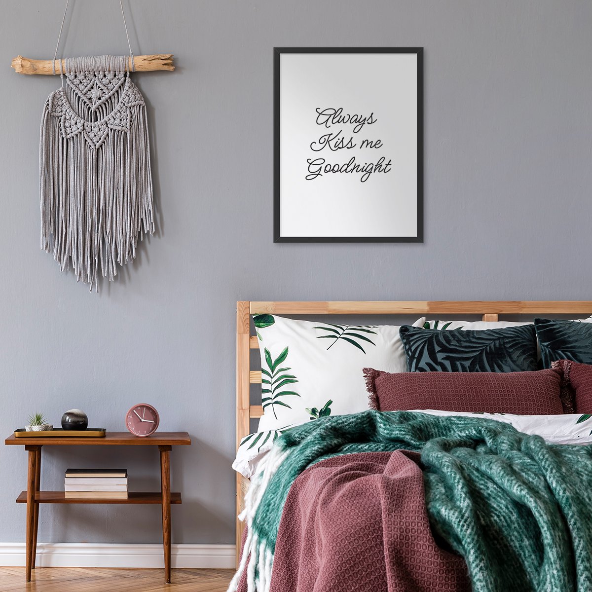 Plakat na ścianę do sypialni z napisem w czarnej ramce do powieszenia nad łóżkiem