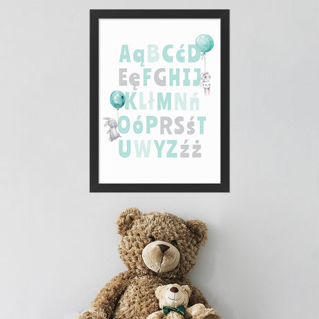 Plakat edukacyjny z miętowym alfabetem, króliczkami i balonami z czarna ramką w pokoju pierwszoklasisty - pomysł na dekorację ścian pokoju dziecięcego#kolor_mietowy