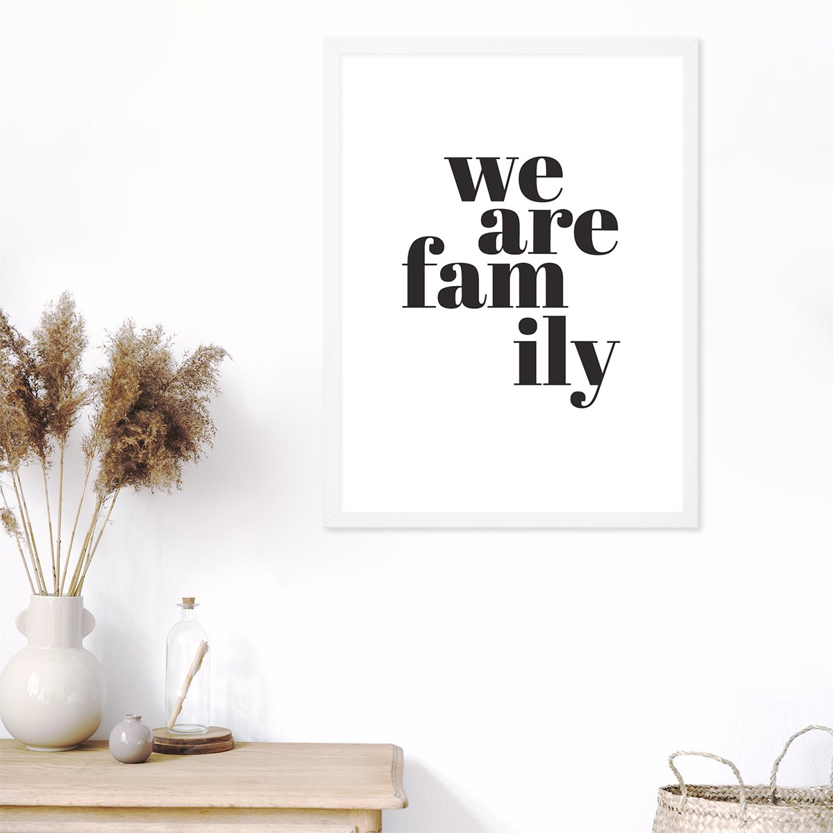 Plakat na przedpokój z napisem FAMILY w białej ramce