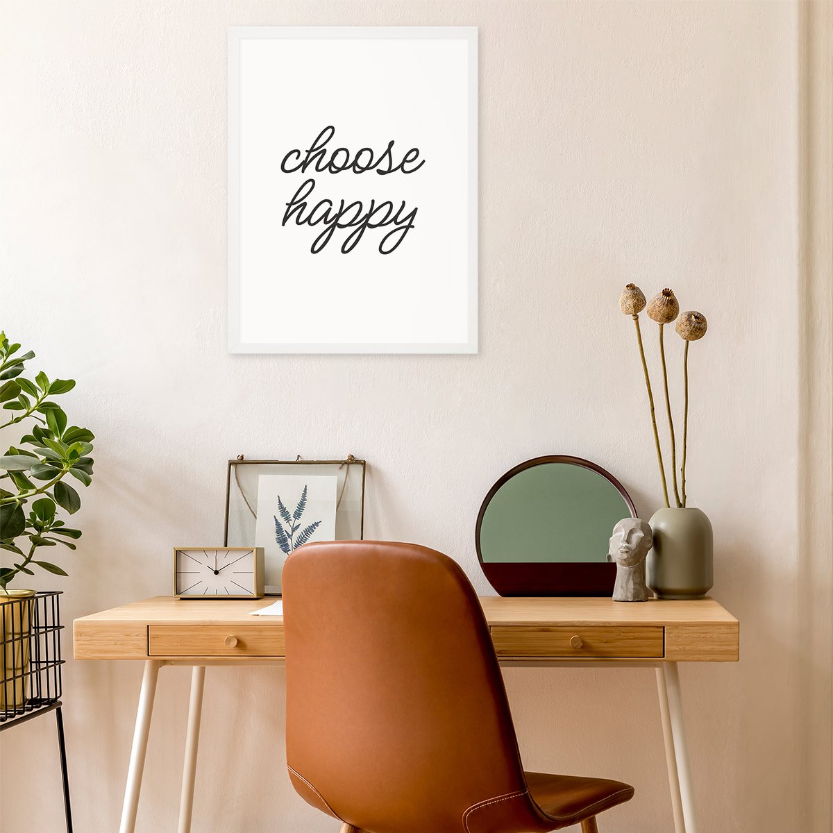 Plakat na ściane z napisem w białej ramce powieszony nad biurkiem