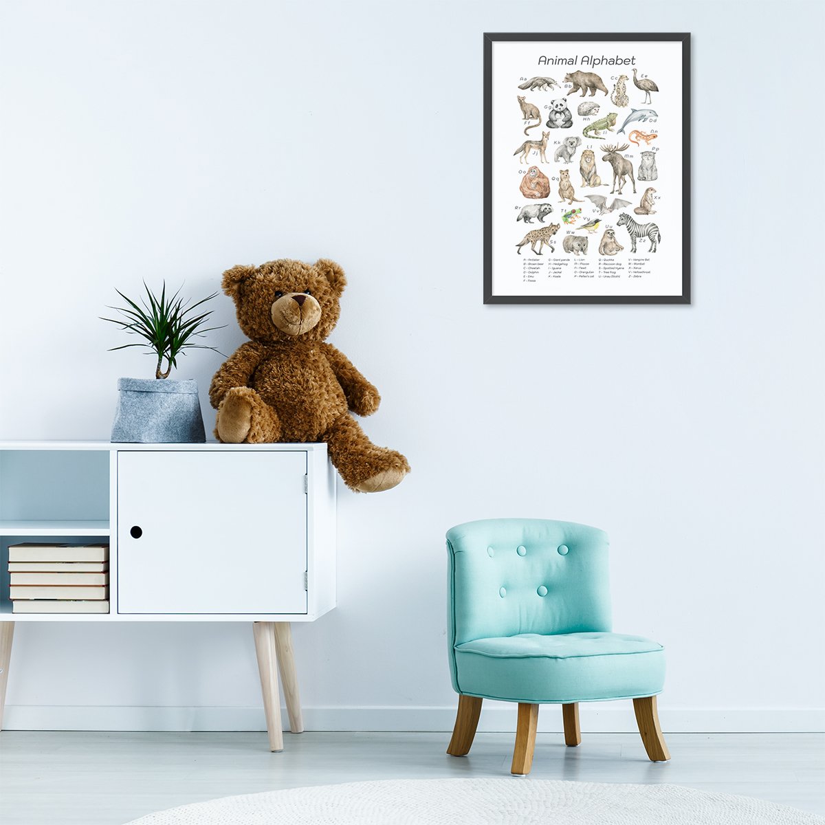 Plakat na ścianę 40x50 cm dla chłopca z alfabetem i dzikimi zwierzętami oprawiony w czarną ramkę powieszony w pokoju dziecięcym