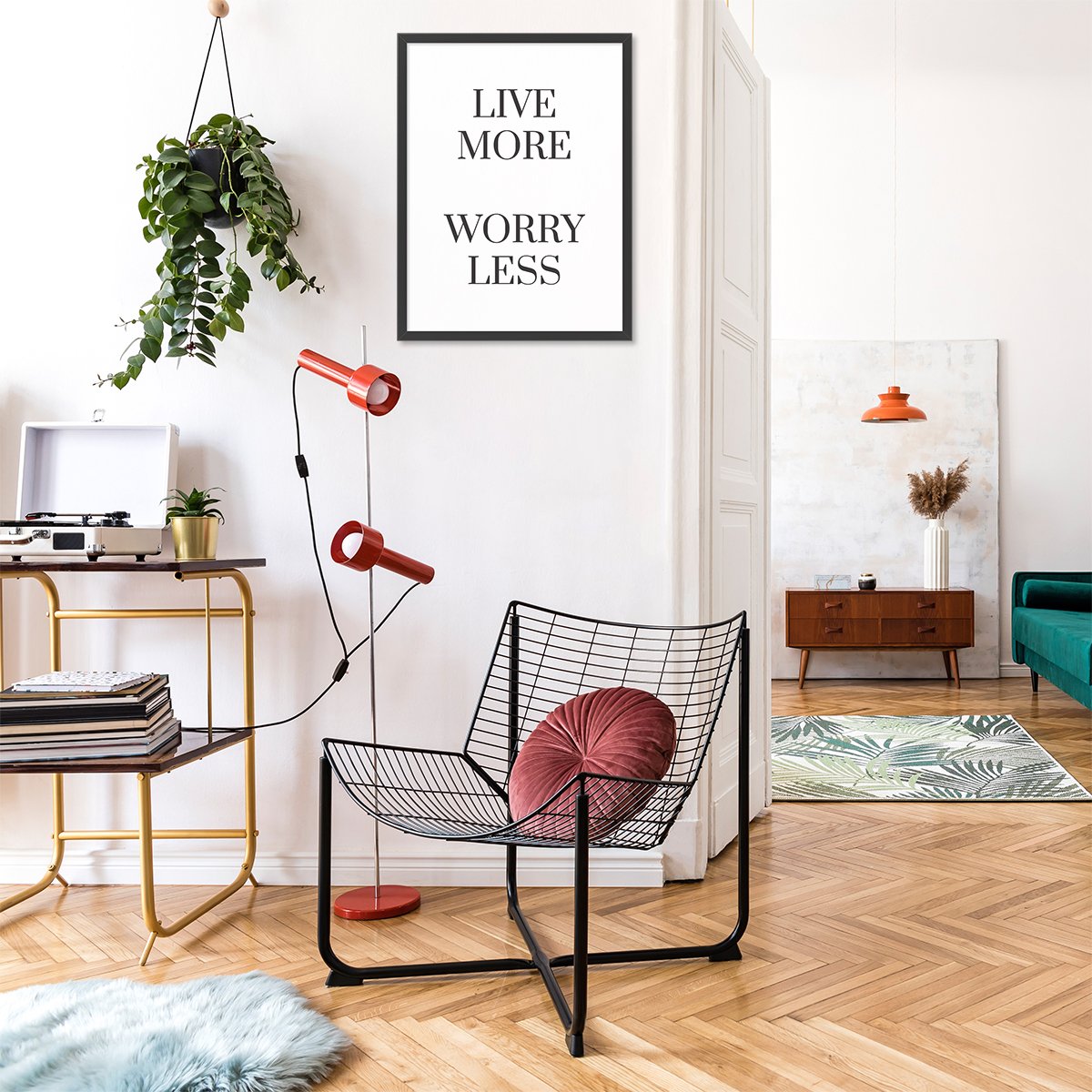 Plakat na ściany z napisami w czarnej ramce powieszony w salonie