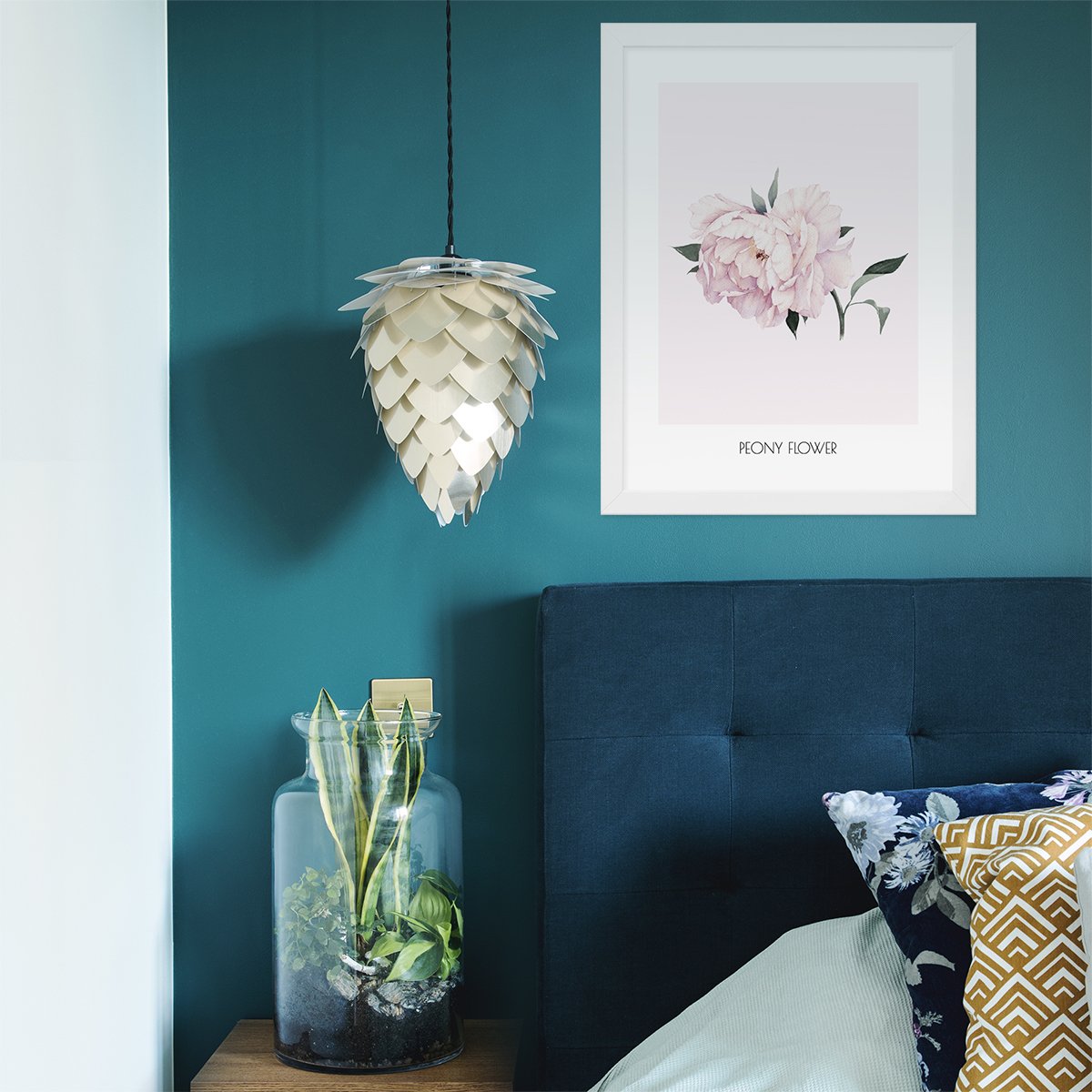 Plakat 40x50 cm różowa piwonia z biała ramką powieszona w sypialni nad łózkiem#kolor_rozowy-mix