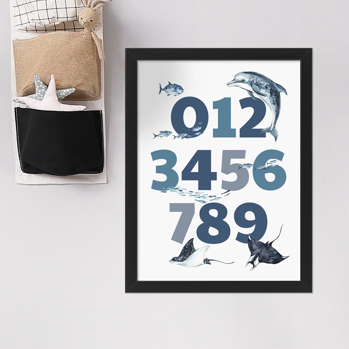 Plakat w czarnej ramce dla dzieci z cyframi i rybami