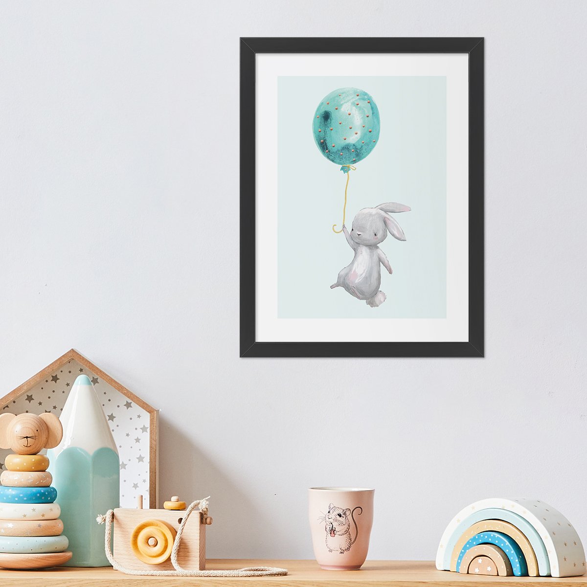 Plakat w czarnej ramce króliczek i miętowy balon w pokoju dziewczynki#kolor_mietowy