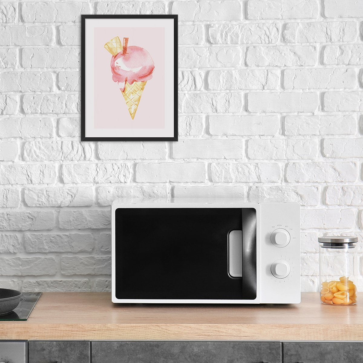 Plakat do kuchni z lodem w wafelku na różowym tle z czarna ramką
