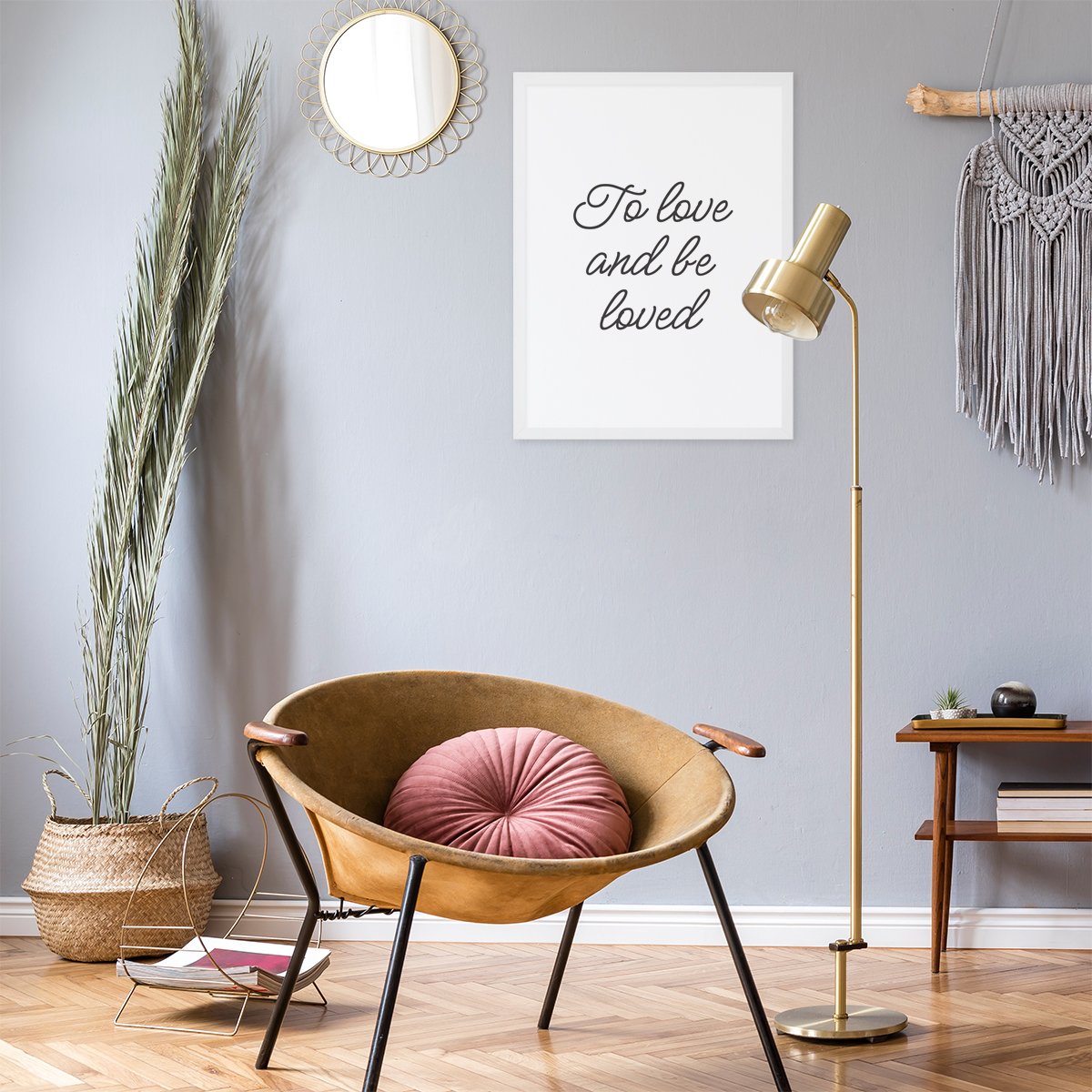 Plakat z miłosnymi napisami w białej ramce powieszony w salonie