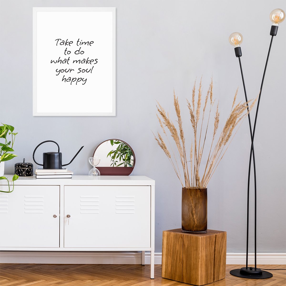 Plakat 50x70 cm napisy z białą ramką powieszony na ścianie w przedpokoju