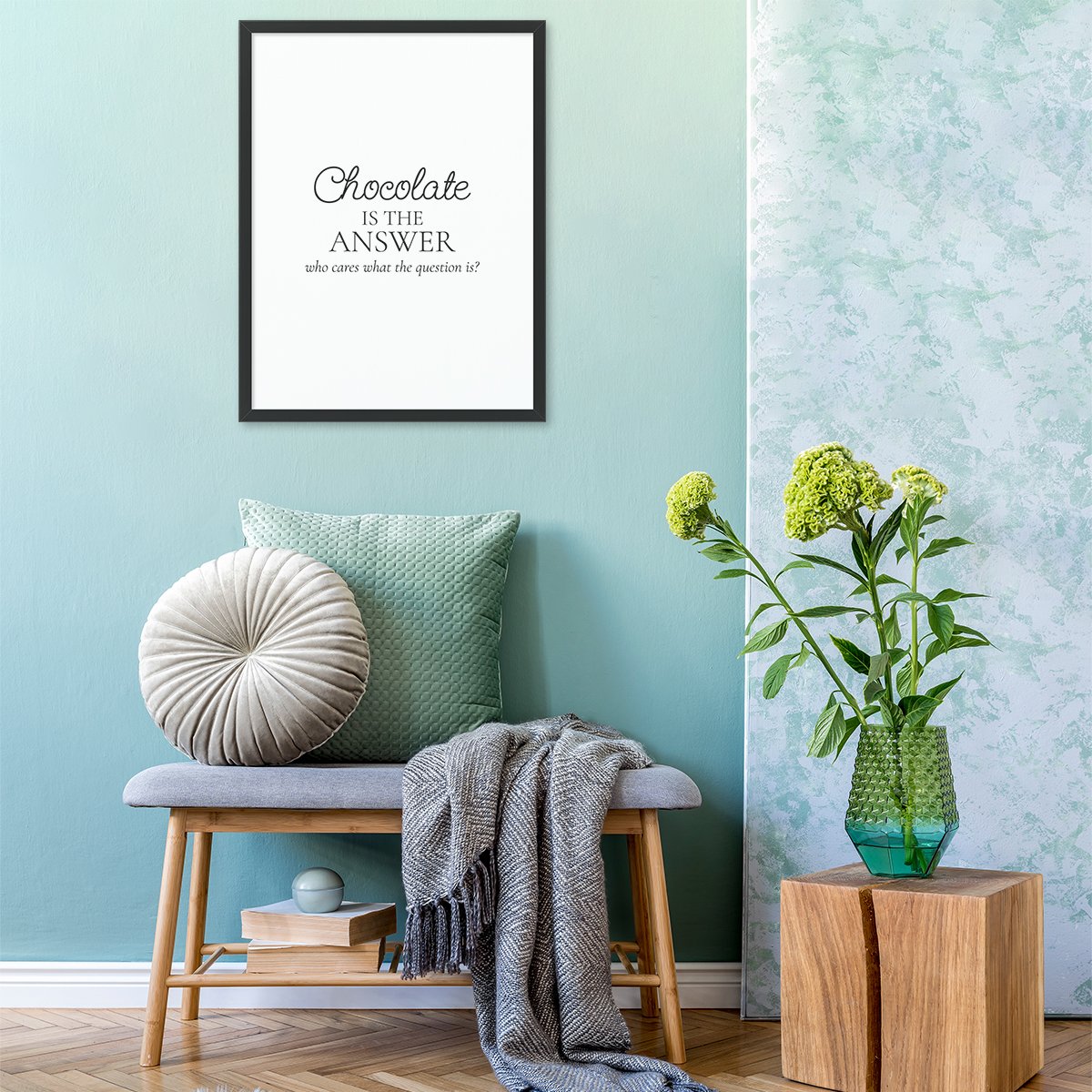 Plakat z napisami w czarnej ramce