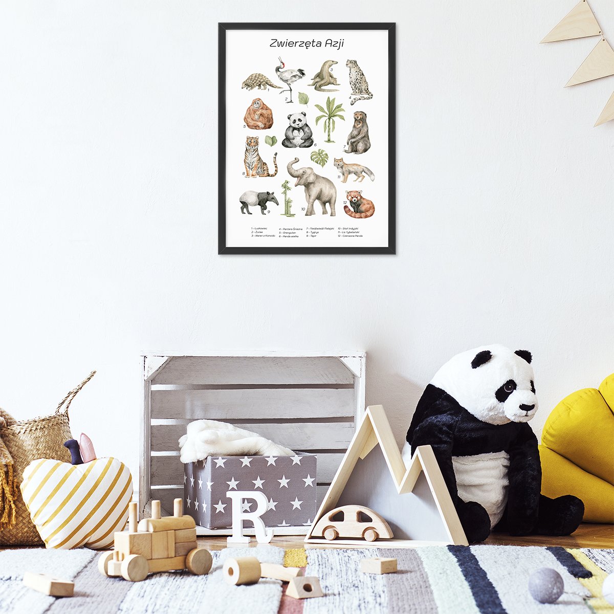 Plakat dla dzieci z pandą, słoniem indyjskim i tygrysem w czarnej ramce powieszony w pokoju dziecięcym#jezyk_polski