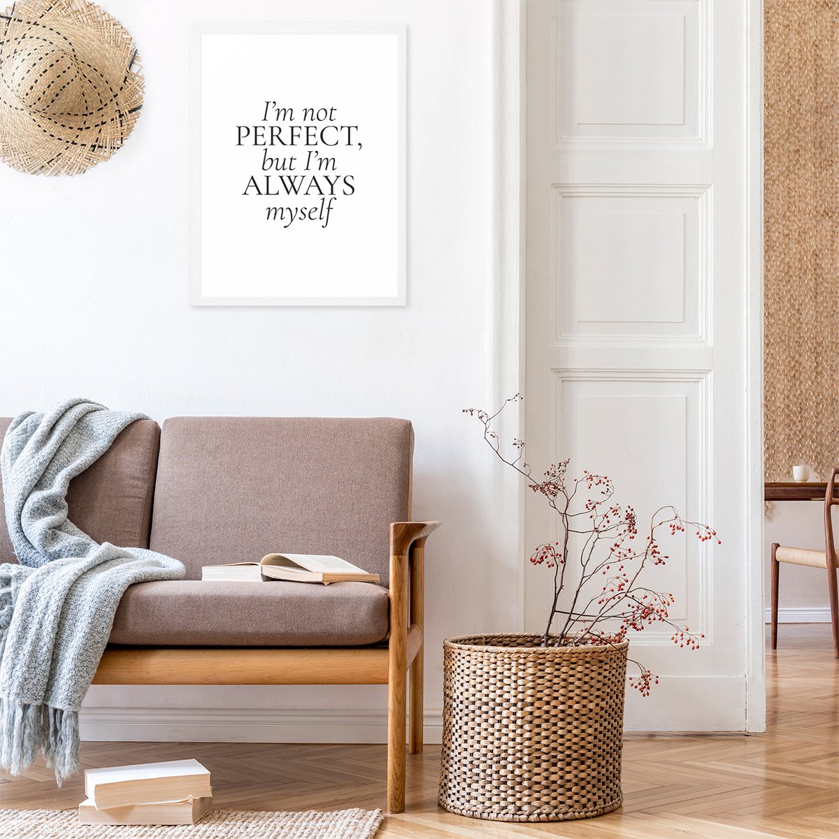 Plata do salonu z tekstem z białą ramka powieszony nad sofą