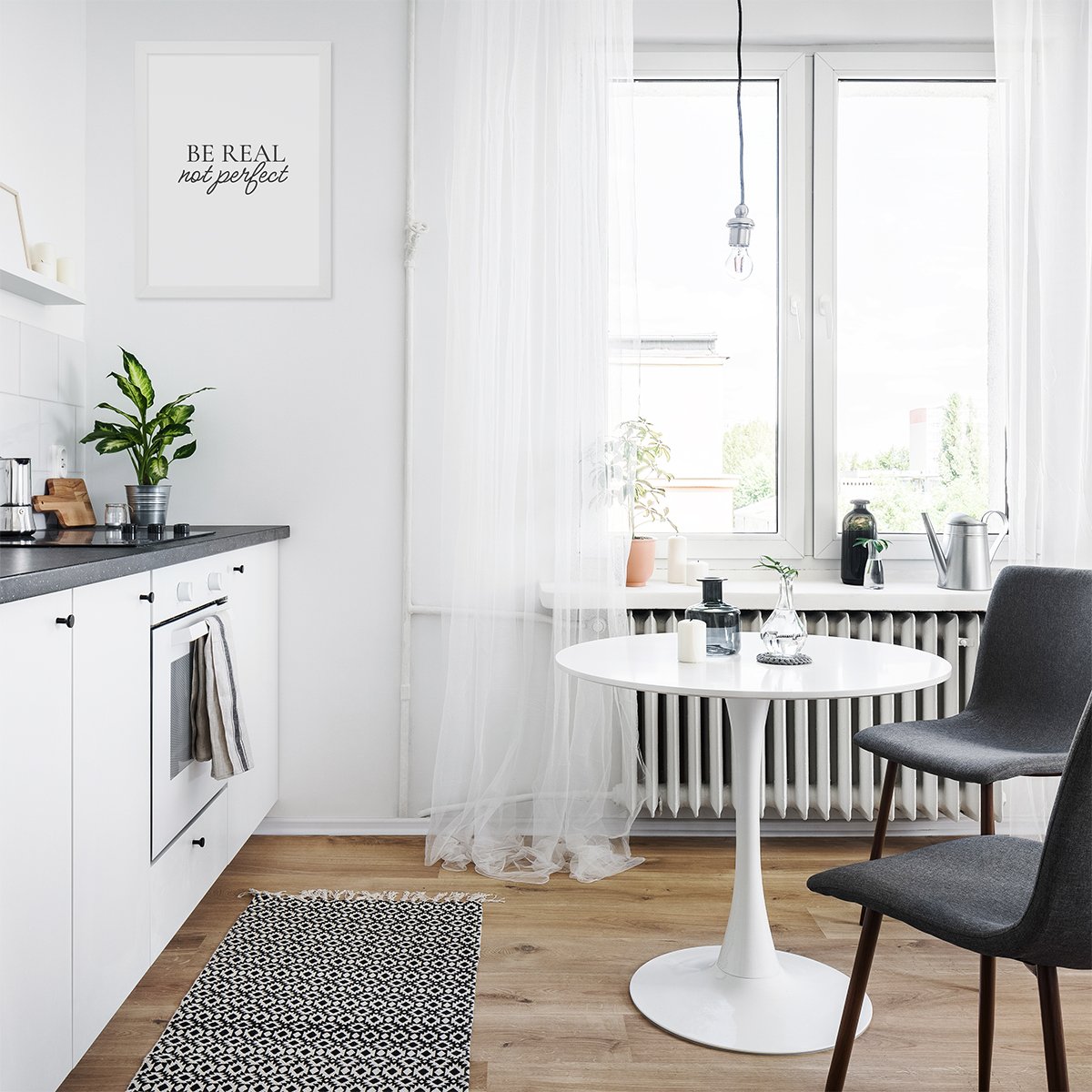 Plakat z tekstem z białą ramką