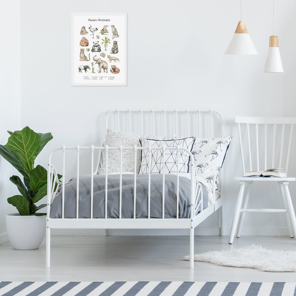 Plakat ze zwierzętami Azji oprawiony w biała ramę powieszony nad łóżkiem w pokoju chłopca#jezyk_angielski