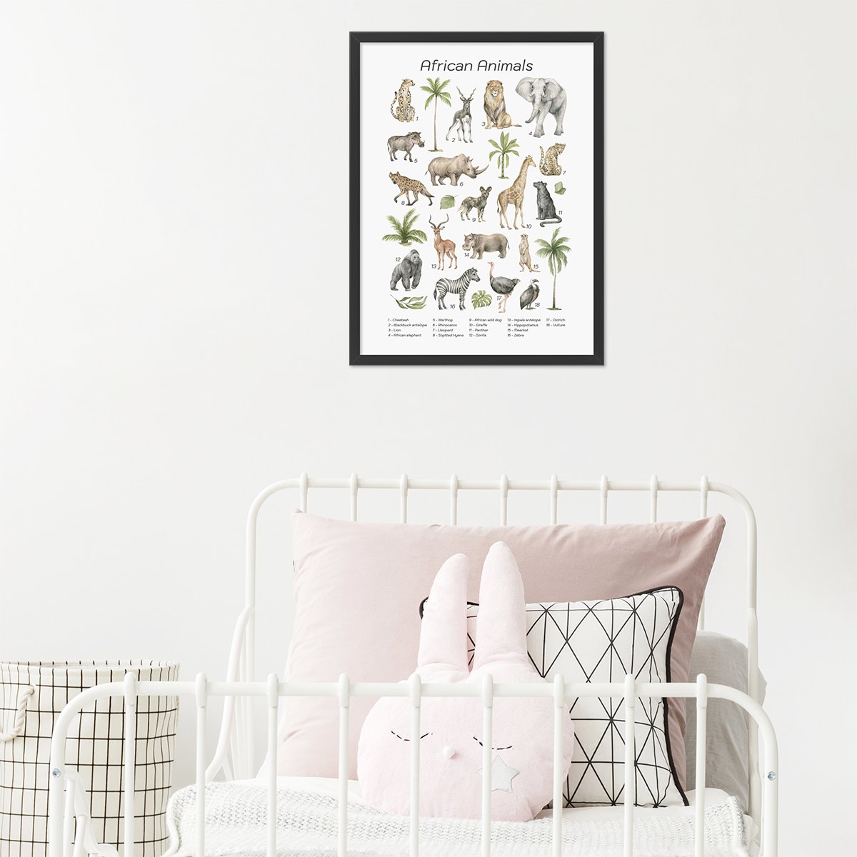 Plakat dla dzieci zwierzęta afrykańskie w czarnej ramce powieszony za łóżkiem w pokoju dziewczynki#jezyk_angielski