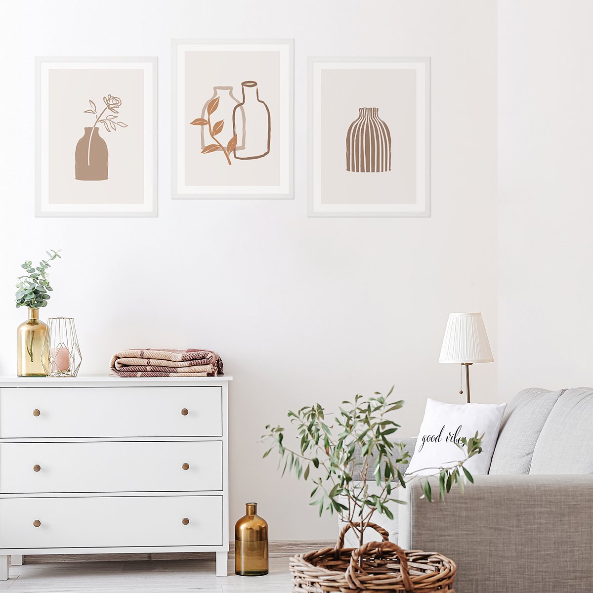 Plakaty art z białymi ramami w salonie