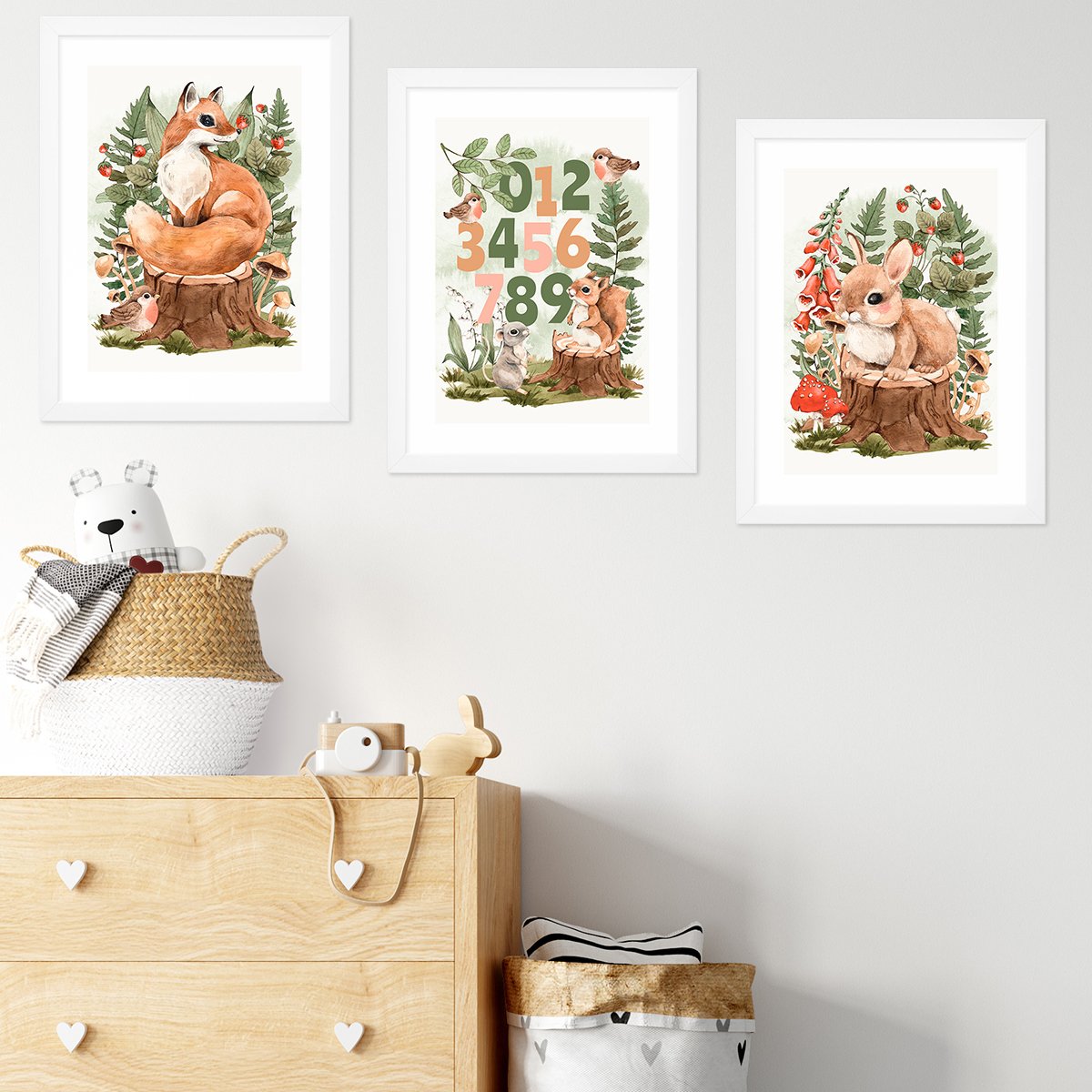 Leśne plakaty edukacyjne dla dzieci - cyfry i zwierzęta leśne w białych ramach