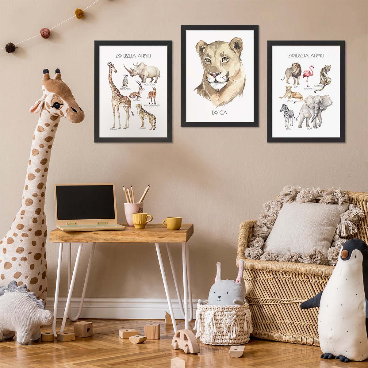 Plakaty dla chłopców i dziewczynek ze zwierzętami Afryki słoniem, nosorożcem, lewem i lwicą w czarnych ramkach powieszone na ścianie pokoju dziecięcego