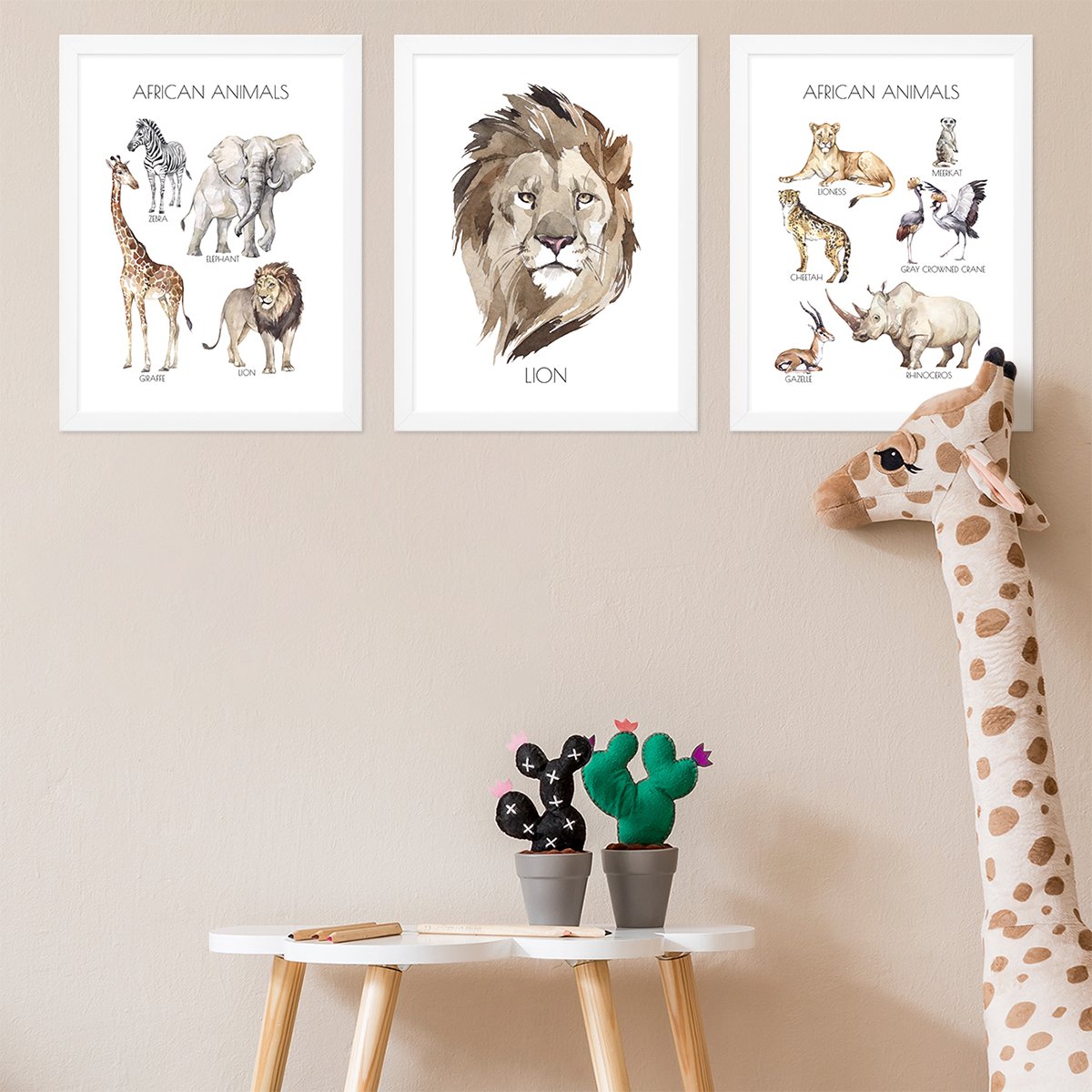 Edukacyjne plakaty dla dziecka ze zwierzętami afrykańskimi i nazwami gatunku po angielsku powieszone w przedszkolu