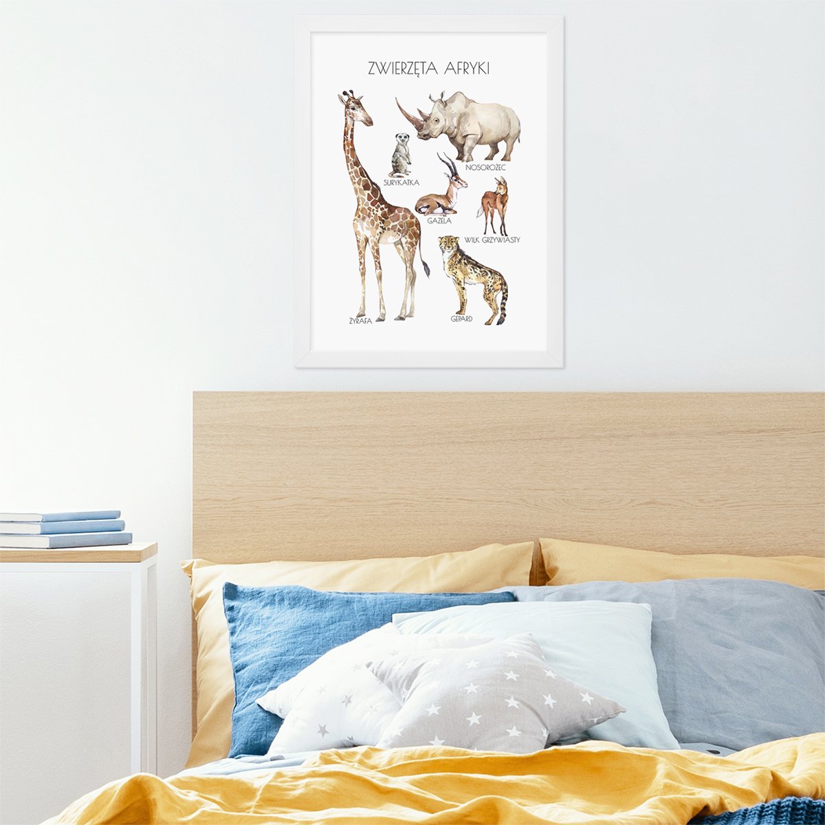 Plakat dla dziecka ze zwierzętami żyjącymi w Afryce w białej ramce powieszony nad łóżkiem w pokoju dziecięcym