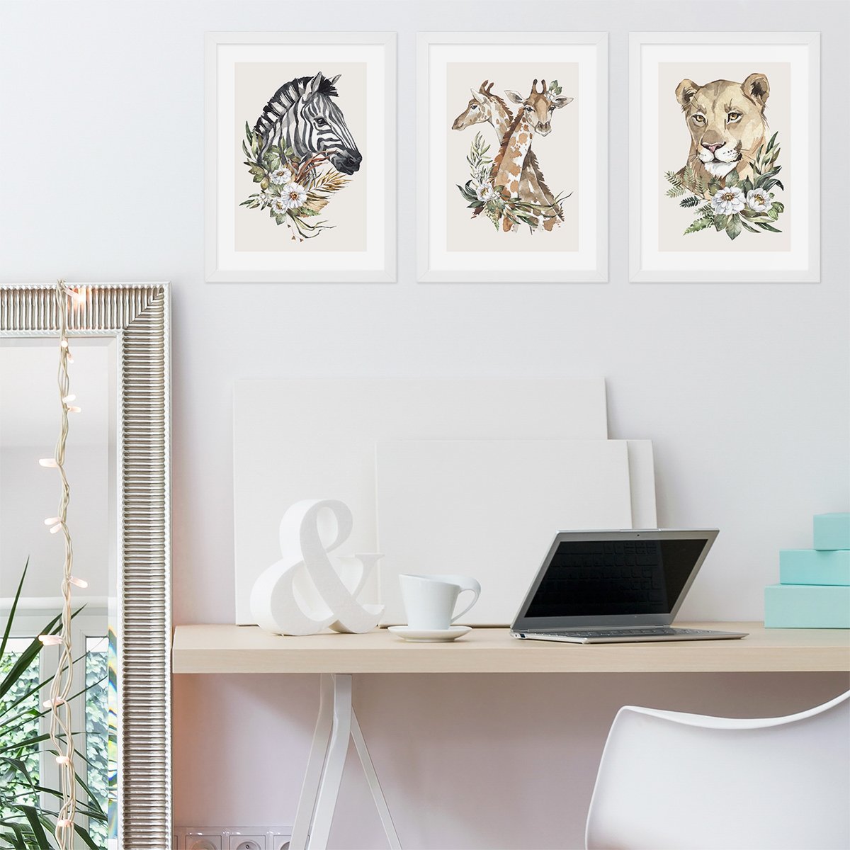 Plakaty dla nastolatki ze zwierzętami Afryki zebrą, żyrafami lwicą ozdobione roślinnością sawanny oprawione w białe ramki powieszone nad biurkiem licealistki
